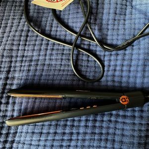 Amika:The Confidante Hair Straightener